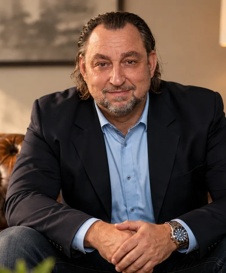 Michael Knothe, Heilpraktiker für Psychotherapie, auf dem Sofa in seiner Praxis in Duisburg-Neudorf